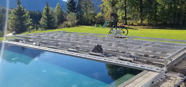 Bausatz aufgebaut einer 11x4m begehbaren Poolüberdachung