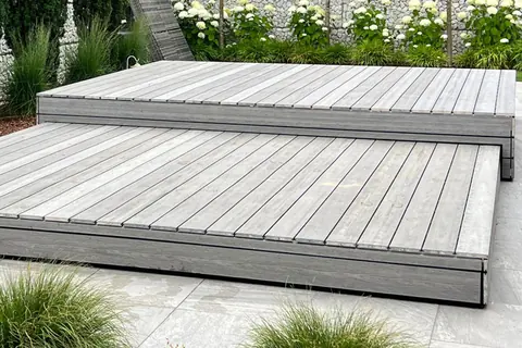 Teleskop-Pooldeck: zwei Deckebenen mit Stufe, übereinander geschoben