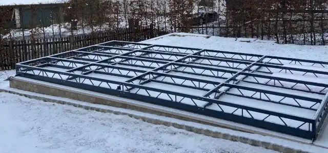 begehbare Poolabdeckung ohne Holz und WPC im Schnee dank unerwatetem Wintereinbruch